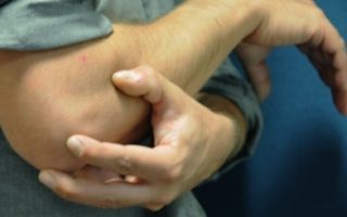 Причины появления и способы удаления жировиков на руках