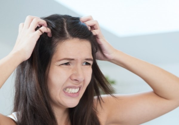 Значение родинки на голове в волосах: удалить её или оставить