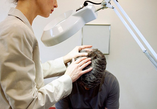 Причины появления нарывов и методы лечения гнойных прыщей на голове