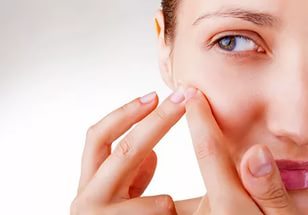 Причины появления прыщей на щеках у женщин и способы лечения