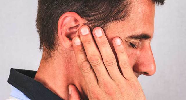 Причины, симптомы и лечение нагноившейся атеромы на лице и спине