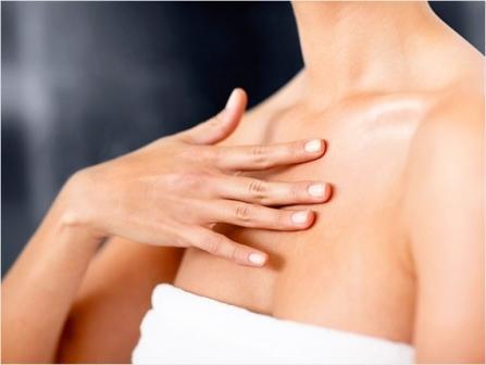 Основные причины появления прыщей на грудине и шее у женщин
