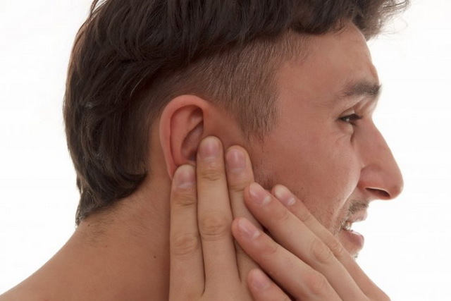 Симптомы и лечение фурункула в ухе у взрослого и ребёнка