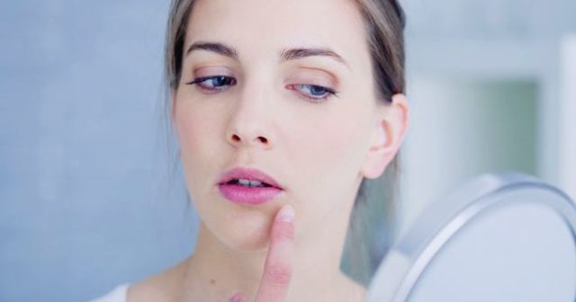 Как быстро вылечить герпес на лице: эффективные мази и таблетки