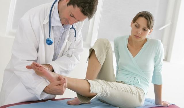 Чирей (фурункул) на ноге: причины возникновения, симптомы и лечение