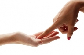 Значение родинки на пальцах правой и левой руки