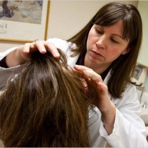 Значение родинки на голове в волосах: удалить её или оставить