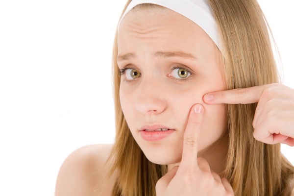 Причины появления атеромы на лице, лечение кисты сальной железы